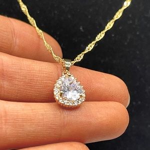 STUNNING Diamond pendant with halo